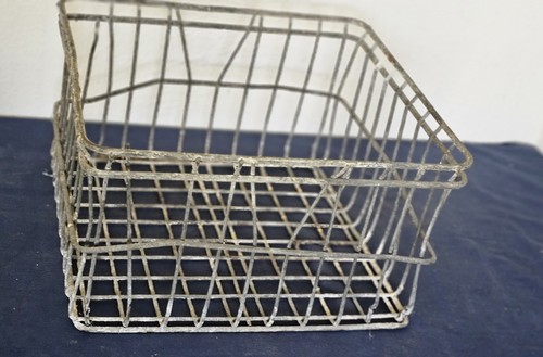 Alter eckiger metallkorb - metallkorb, eisen