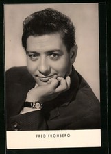 Musiker Fred Frohberg mit der Hand am Kinn, Ansichtskarte 