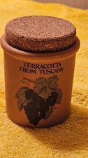schöner kleiner Topf aus Terrakotta mit Korkdeckel aus der Toskana Italien