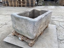 Alter Brunnen aus grauem SandsteinBrunnen Trog Steintrog