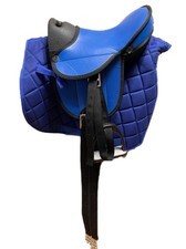 Royalblauer Sattel mit Steigbügeln, Schabracke & sattelgurt – guter Zustand 