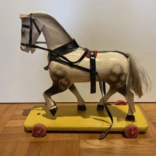 Altes Pferd auf Rädern aus