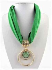 Schmuck Schal Schmuckschal grün Anhänger goldfarben mit Stein Halskette Geschenk