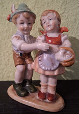 PORZELLAN FIGUR, "JUNGE UMARMT