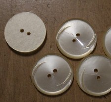 5 gelblich schillernde Knöpfe