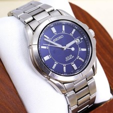 Seiko Solar Titanium Herrenuhr blaues Zifferblatt V145-0AX0 geprüft wasserdicht
