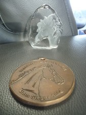 Medaille Bronze Pferd Sieger 7 Unzen und Relief Glaskunst Skulptur Paperweight