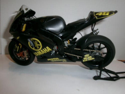 Valentino rossi yamaha - valentino,