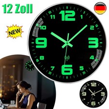 Leuchtende Wanduhr Leuchtet im
