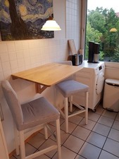 3 Barhocker mit Lehne und Klapptisch