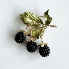 Vintage Brombeer-Brosche – Elegantes und detailliertes Naturdesign
