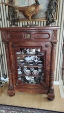 Vertiko, Vitrinenschrank um