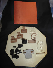 Uhren Aufsteller und sonstiges markenlos mit 2 Bretter / Podeste