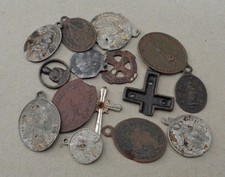 Konvolut mit 15 religiösen Objekten. Bodenfunde