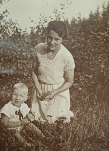 Junge frau mutter kniet - junge, auf