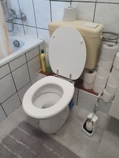 Kleiderschrank, Esstisch, Bett, Toilette, Waschbecken, Waschbeckenunterschrank