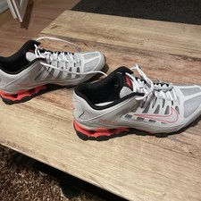 Der Nike Reax 8 Herren Grau