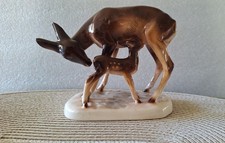 Porzellan Rehmutter mit säugendem  Kitz  H.: 14 cm, L.: 14 cm