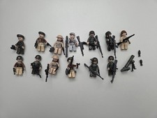 13 Soldaten-Figuren + 24 Waffen Zubehör Figuren Armee Militär