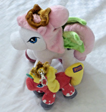 2 Filly Pferde Krone Plüsch Stofftier Flügel Anhänger rot gelb rosa weiss