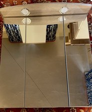 Neuer Spiegelschrank mit