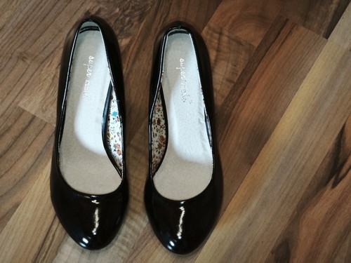 Schwarze lackleder pumps mit - schwarze, lackleder-pumps