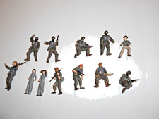1:35 Konvolut 12 gebaute und bemalte Figuren, Militär
