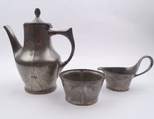 Jugendstil Kayserzinn Kaffeekern 3 Teile Hahn und Henne Modell 4402 Hugo Leven