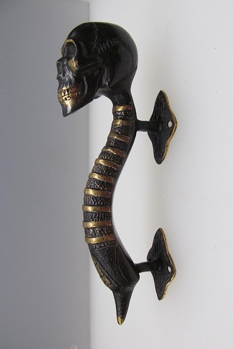 Totenkopf bronzefigur - totenkopf,