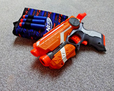 NERF N-Strike Elite Firestrike Blaster m. Ziellicht mit Holster Darts Batterien