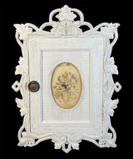 Antiker Wandschrank Naturalistisch Geschnitzt Weiß Stickerei Ca. Um 1890/1900