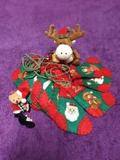 Adventskalender Socken, Filz, Stofftier ELCH, 2 kleine Elch-Anhänger, rot-grün