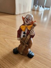 Clown stehend mit Violoncello