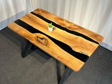 Schwarzer Epoxidholztisch