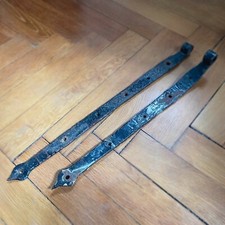 Zwei rustikale Eisenscharniere