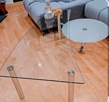 Glastisch mit drehbaren Beistellglastisch. 