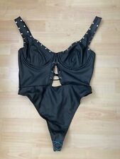 Kunstleder Bügel-Stringbody mit Nieten in schwarz von ASOS DESIGN Größe L