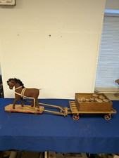 Altes großes Spielzeugpferd mit Eisenrädern und Kutsche