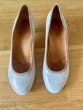 Chie Mihara Pumps, Größe 39 Seidig Schimmernder Stoff mit beige Lederbesatz