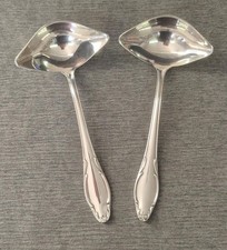 2 gleiche Soßenkellen