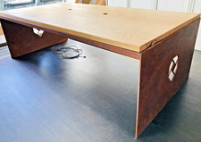 Massiver Konferenztisch