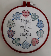 Fertiges Kreuzstich Stickbild im Rahmen 16cm "HOME is WHERE the HEART is"
