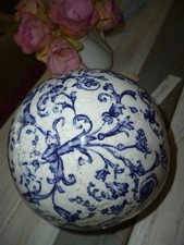 Gartenkugel Dekokugel Terracotta weiß blaues Nostalgie-Schnörkel-Design Landhaus