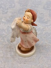 HUMMEL FIGUR GOEBEL FIGUR AUS KERAMIK 321 4/0 GROSSE WÄSCHE 8cm