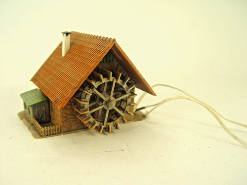 Kleine wassermühle mit motor - mit,