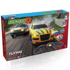 Scalextric Flying Leap Autorennbahn 1:43 Rennbahn Komplettset mit Stunt-Rampen