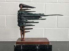 Große abstrakte Bronzeskulptur Frau – surrealistische Figur Salvador Dalíti stil