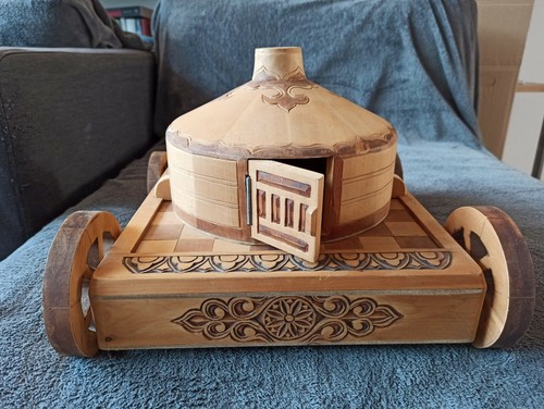 Schachspiel aus holz mit jurte - mit,