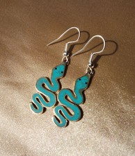 Handgefertigte Schlangen Ohrringe mit Türkis aus Nepal