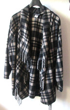 Woll-Poncho v.  Patrizia Dini